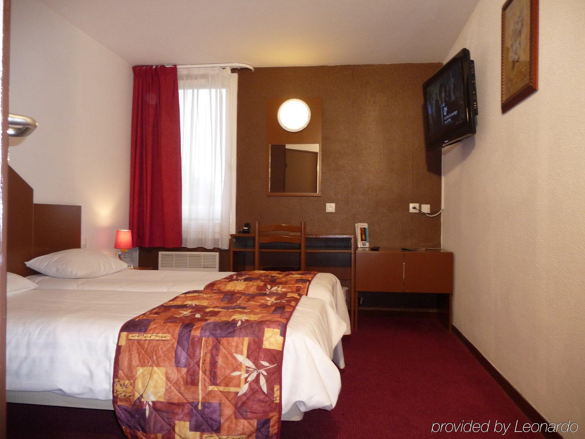 Logis Hotel Lons-Le-Saunier - Restaurant Le Grill Quarto foto
